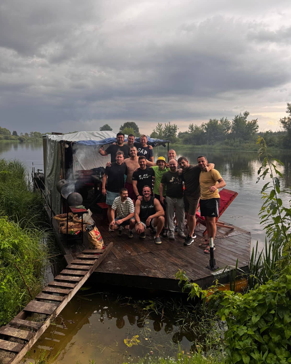 Компания на плоту Проходимец